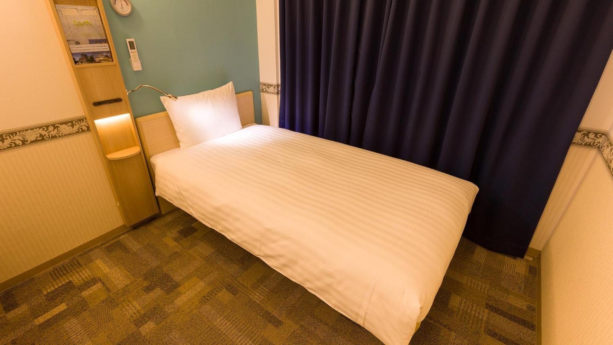 Toyoko Inn Saitama Misato Ekimae Szoba fotó