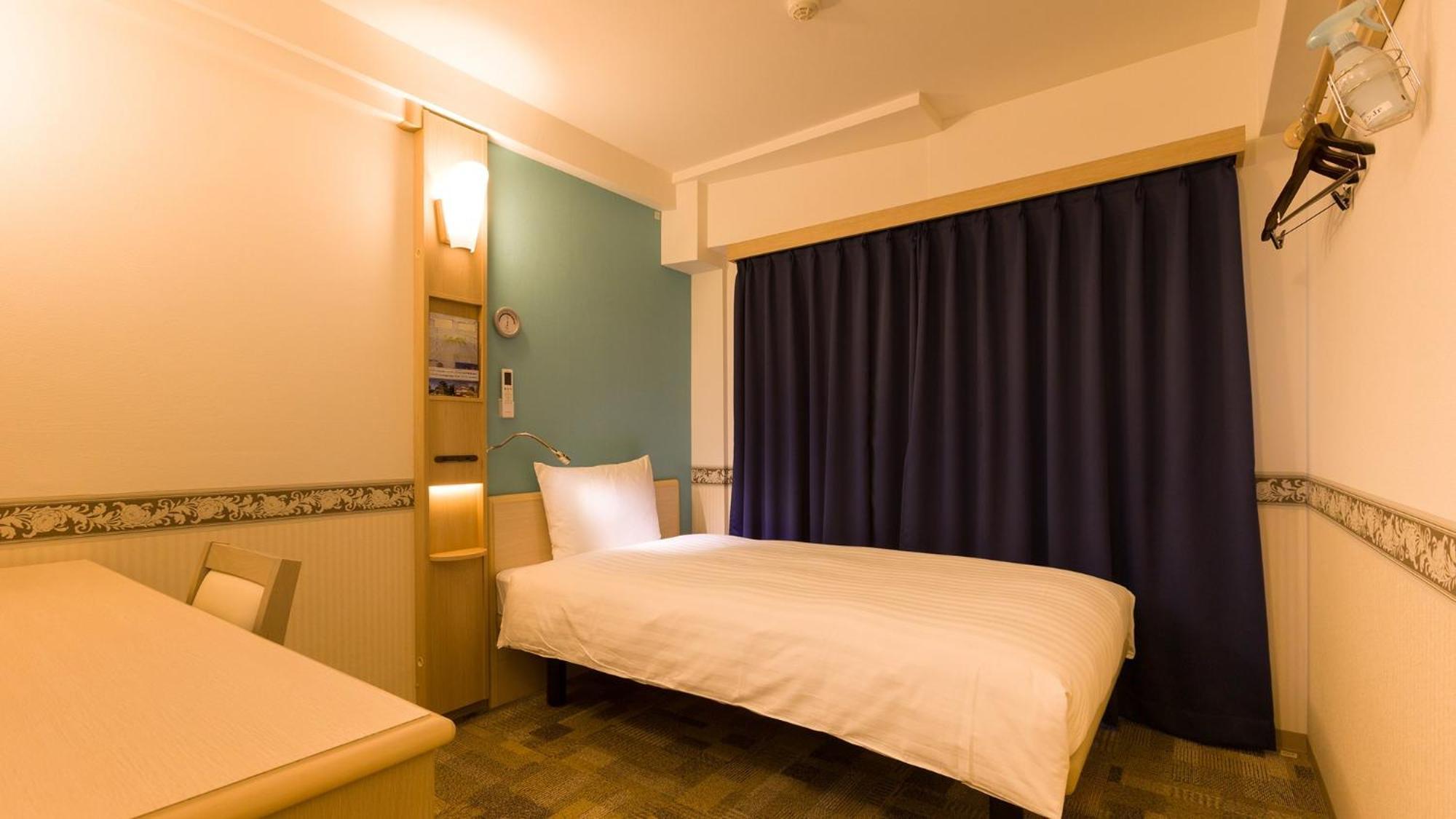 Toyoko Inn Saitama Misato Ekimae Szoba fotó